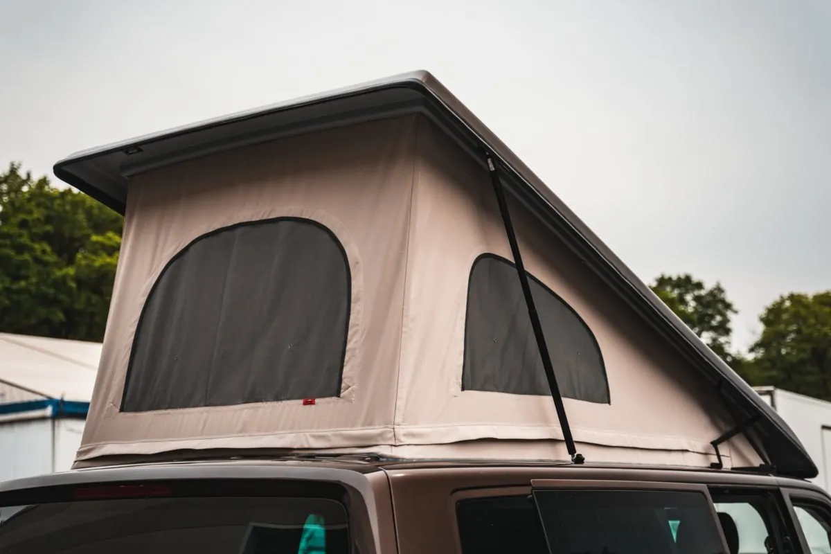 VW Bus mit geöffnetem Aufstelldach
