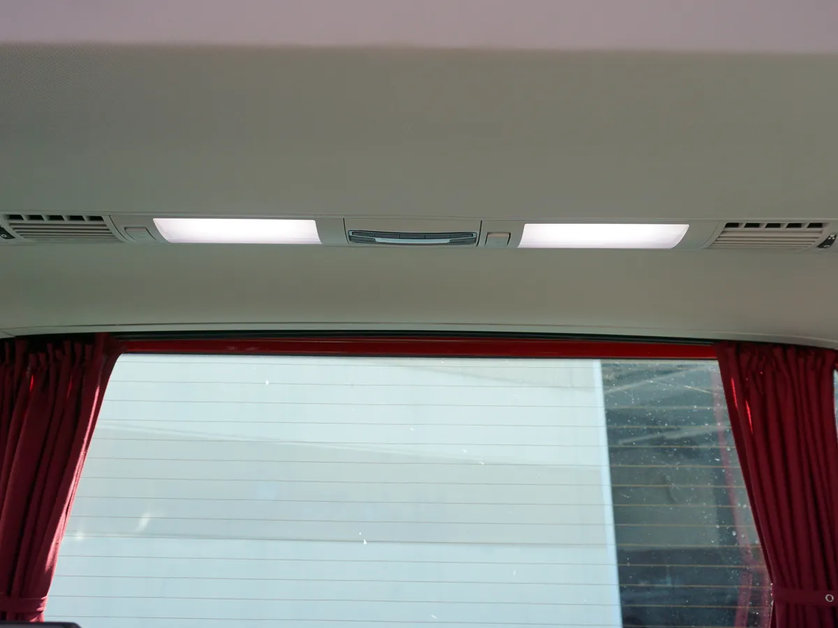 Dachhimmel mit Lüftungsdüsen der Klimaanlage und Leuchten unter dem Aufstelldach eines VW Bus