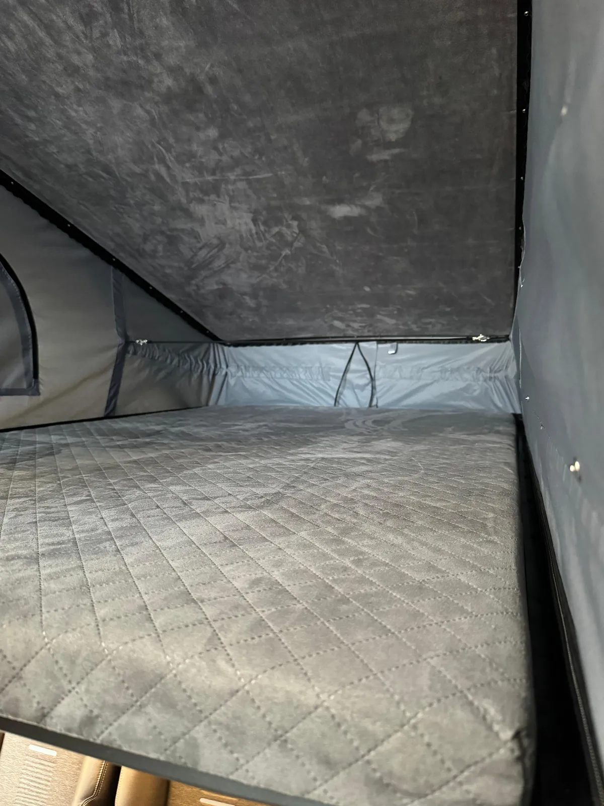 Liegefläche im Aufstelldach des Ford Tourneo Custom