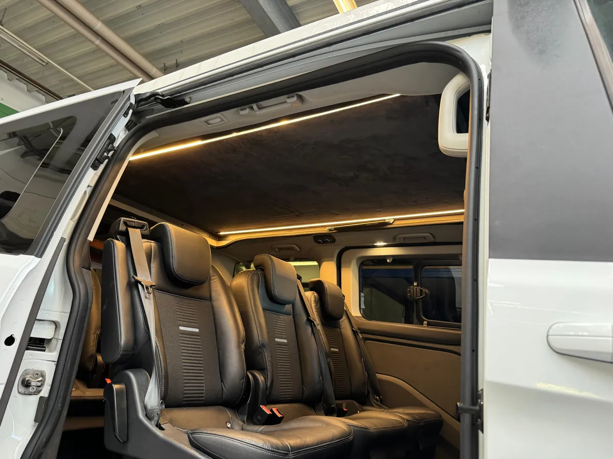 Innenraum des Ford Tourneo Custom mit LED-Licht