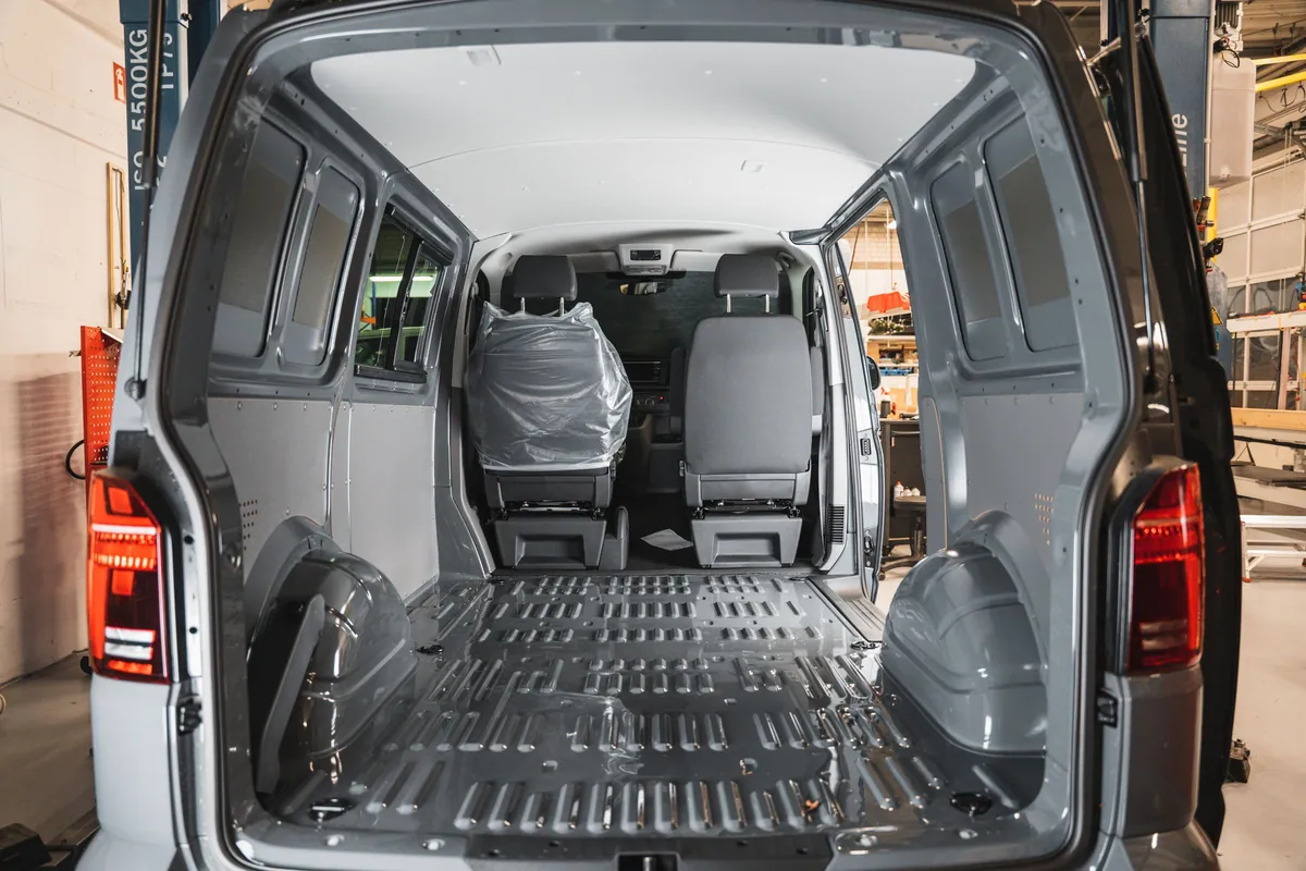 Ausgeräumter Innenraum eines VW Bus während der Arbeiten