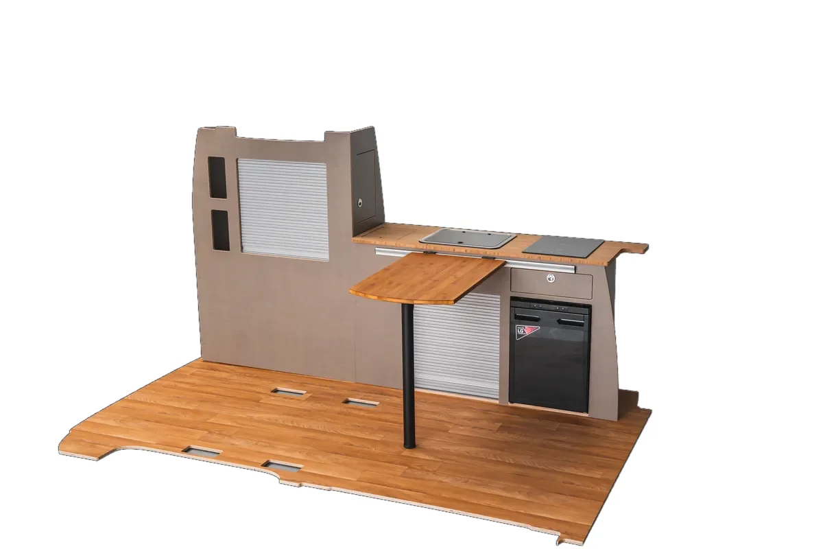 Heatsys Küchenzeile mit Hochschrank und Kühlschrank vor weißem Hintergrund