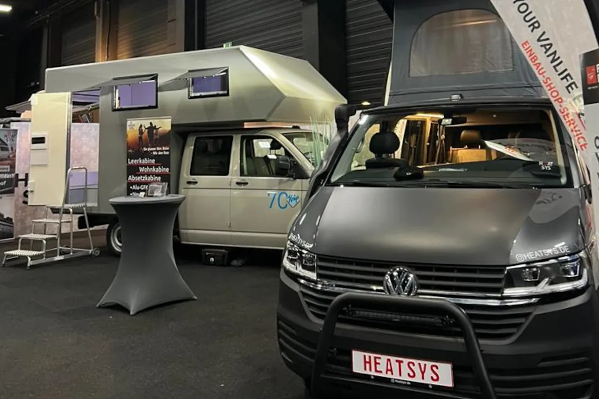 VW T6.1 von Heatsys mit geöffnetem Aufstelldach auf einem Messestand