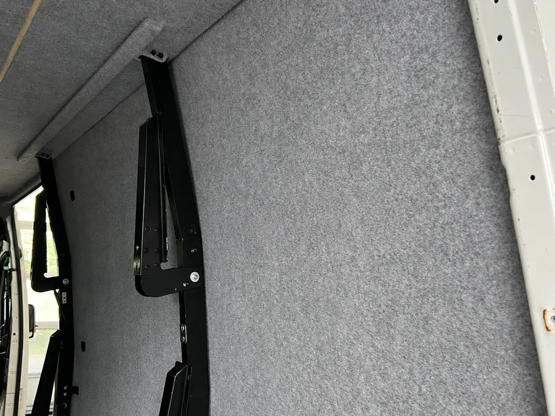 Laderaum eines Sprinter, Seitenwand und Decke mit grauem Camperfilz verkleidet