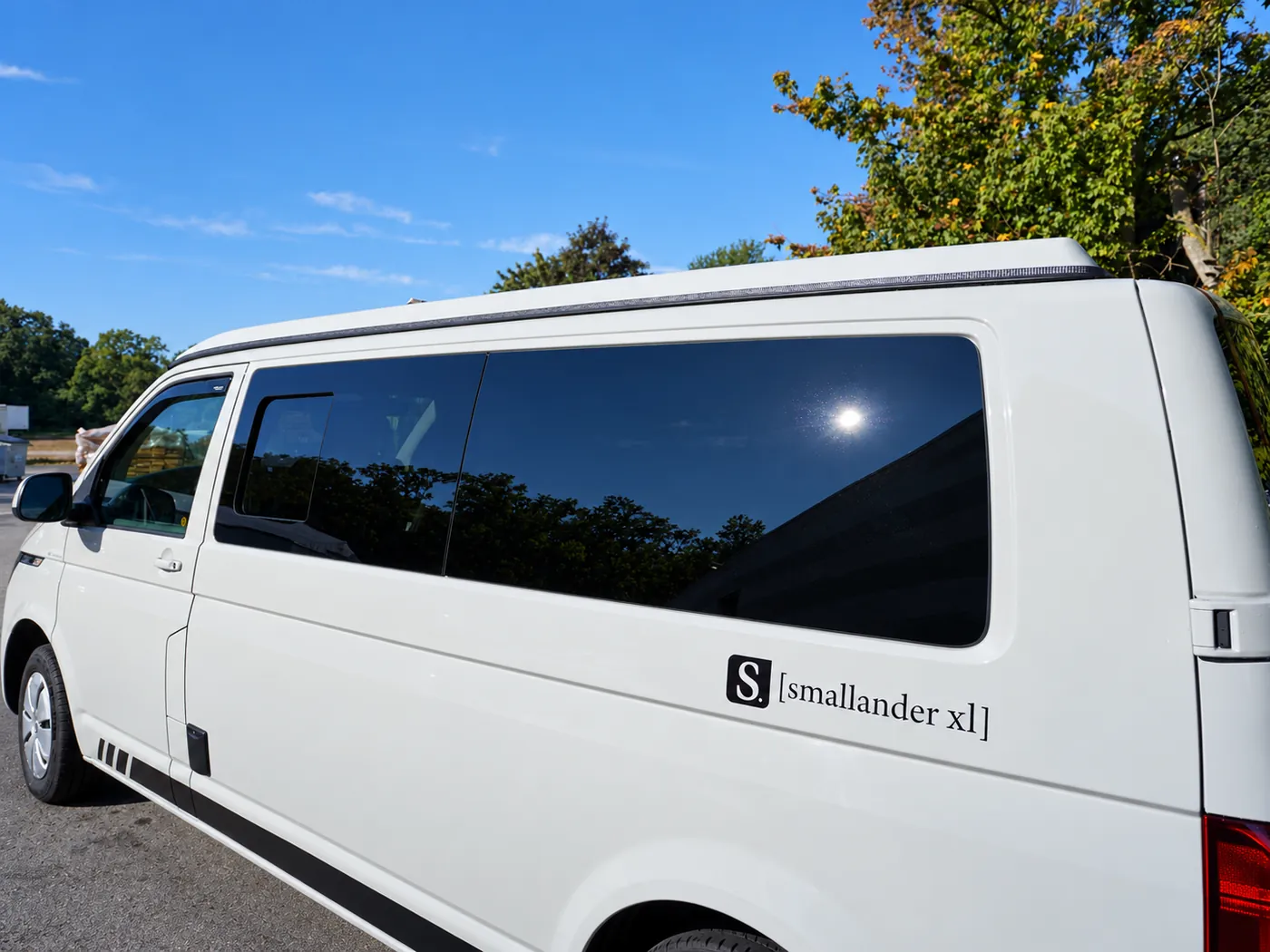 VW Bus von der Seite mit starren Seitenfenstern
