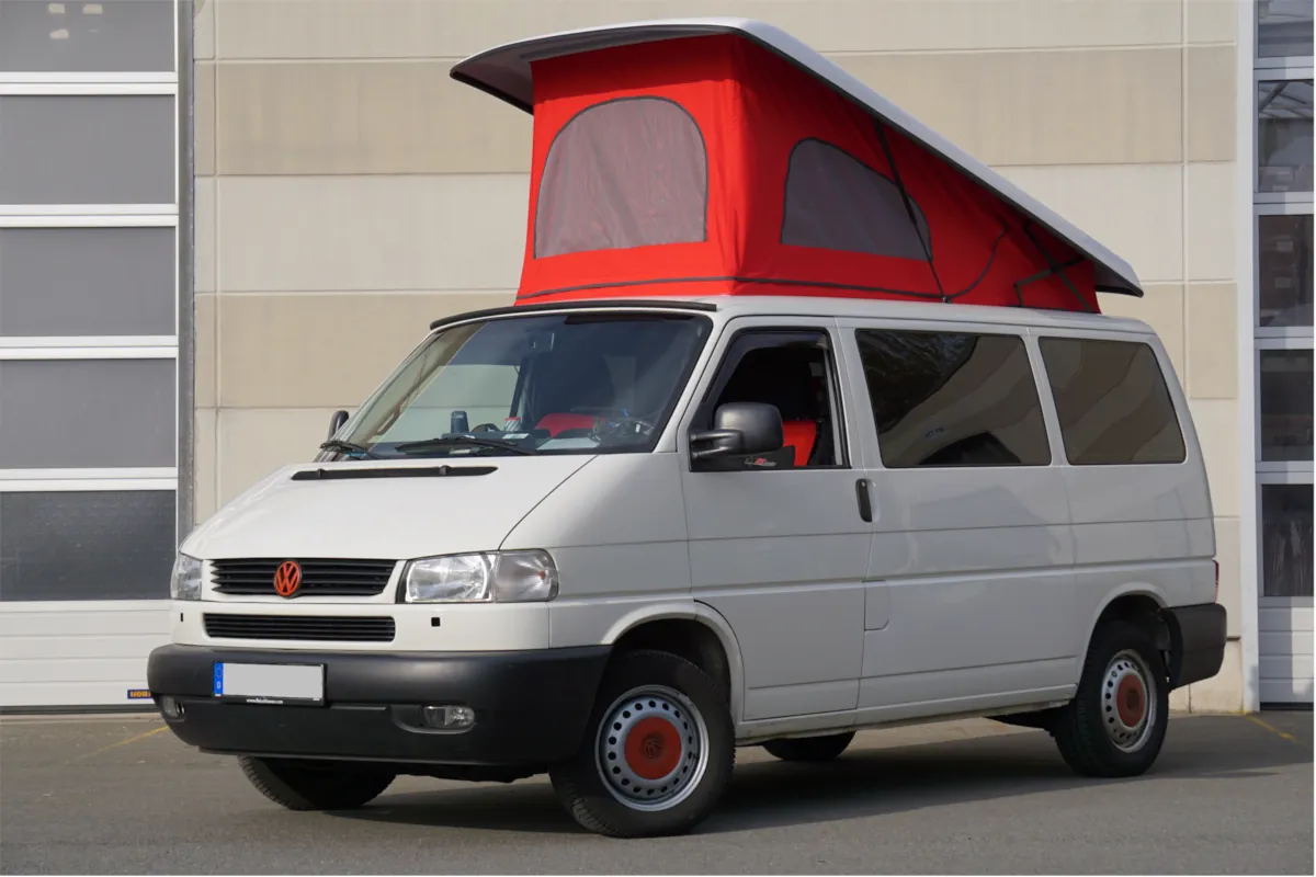 VW T4 mit geöffnetem Aufstelldach und rotem Zeltstoff