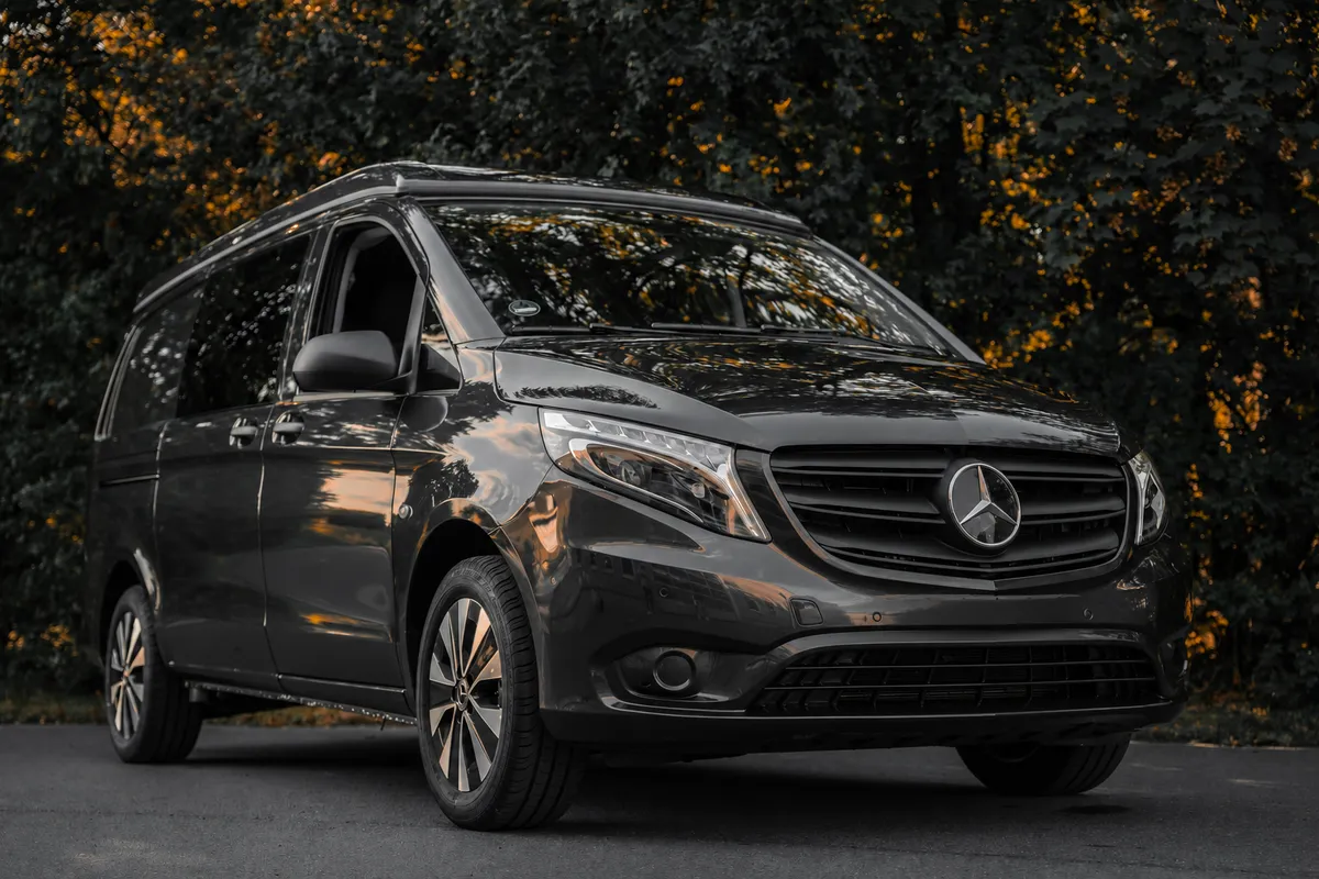 Dunkler Mercedes Vito mit geschlossenem Aufstelldach