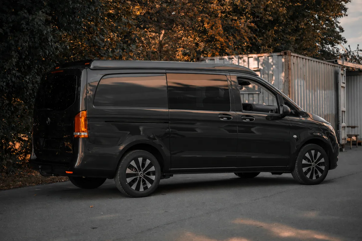 Dunkler Mercedes Vito mit Aufstelldach, Seitenansicht
