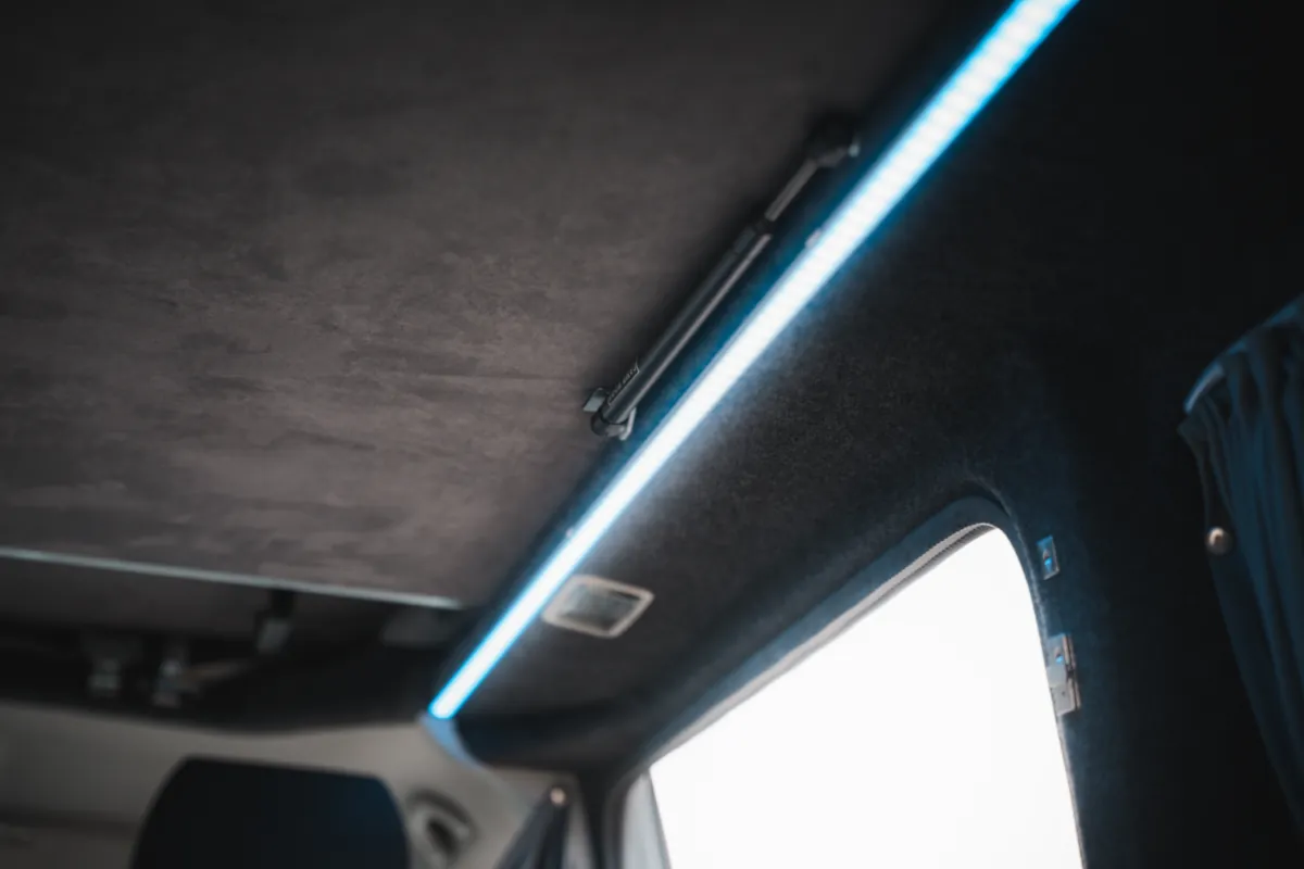 LED-Streifen unter dem Bett, Unterseite mit Alcantara