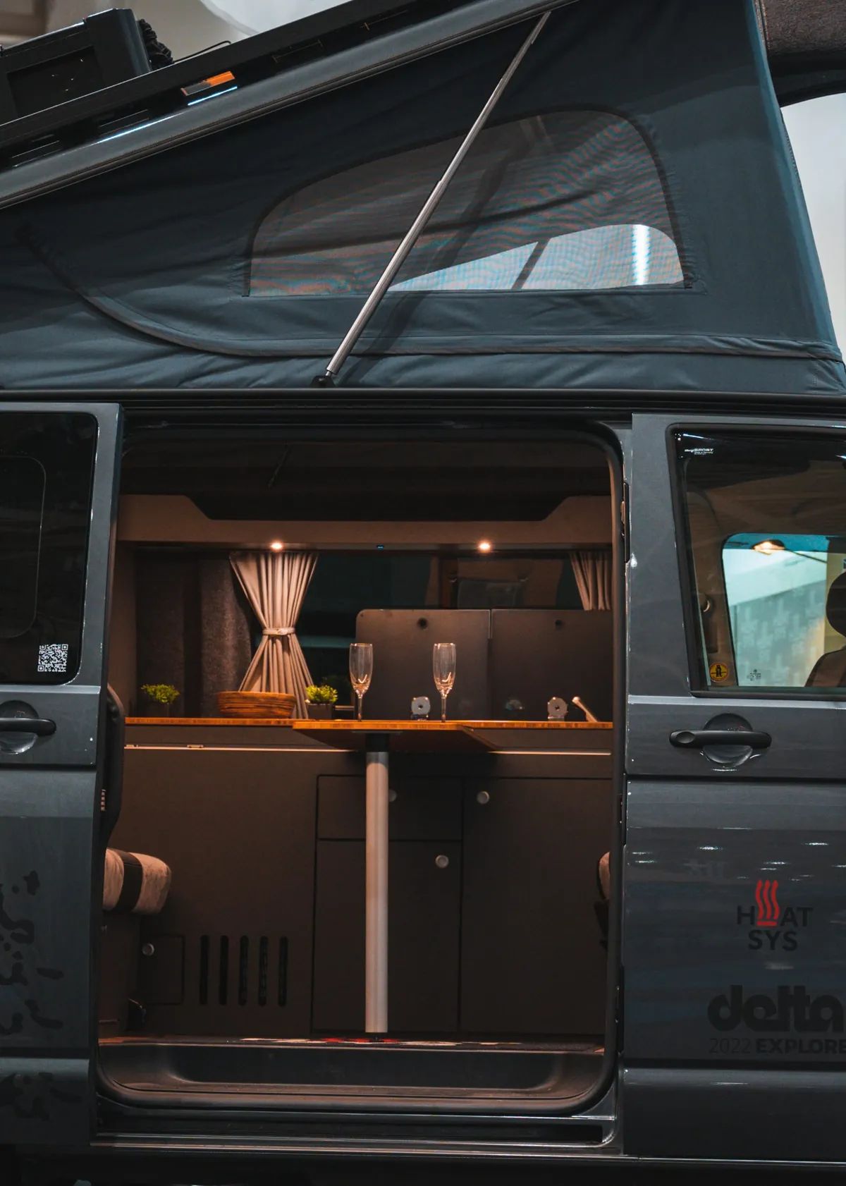 Beleuchteter Camper-Innenraum am Abend