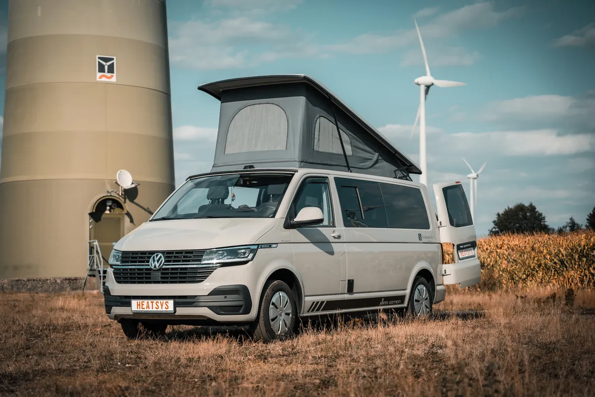 VW T6.1 mit nach vorne öffnendem Aufstelldach, vorne hoch aufgestellt