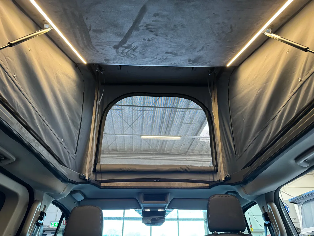 Aufstelldach im Ford Tourneo Custom von innen mit LED-Licht und Fenster im Zeltstoff