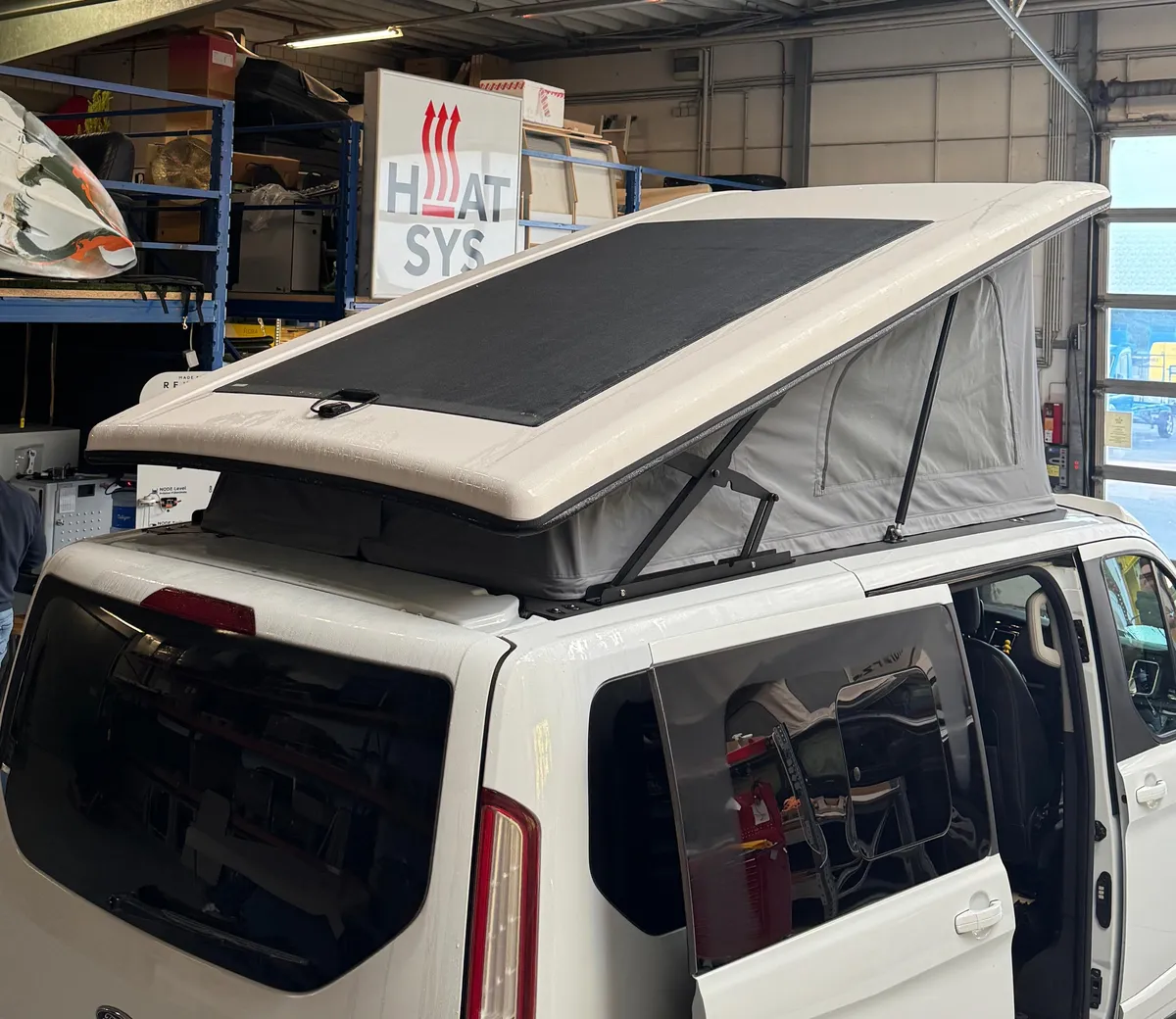 Aufstelldach des Ford Tourneo Custom mit Solarmodul