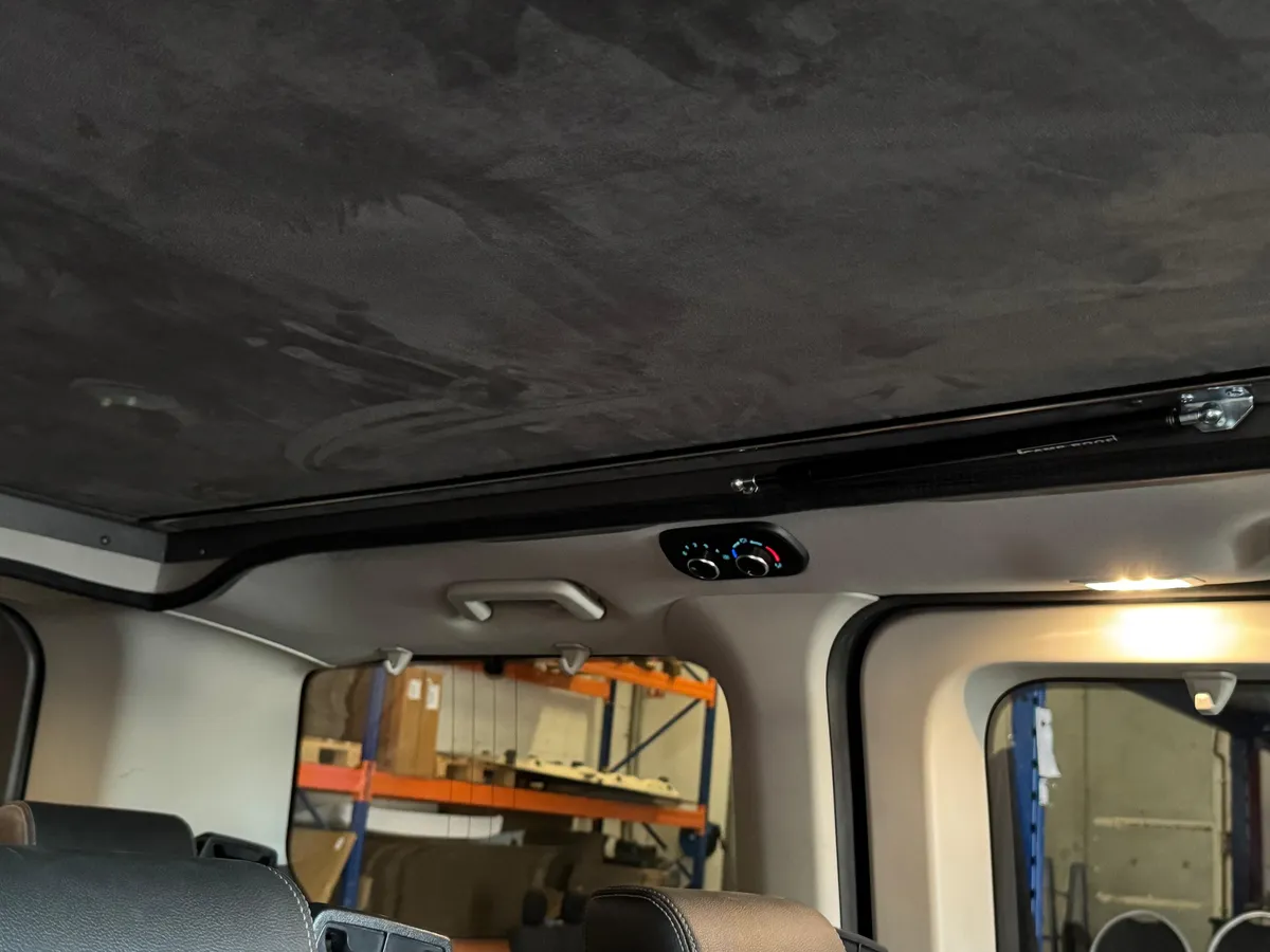 Bedienteil der Klimaanlage unter dem Rand des Aufstelldachs im Ford Tourneo Custom