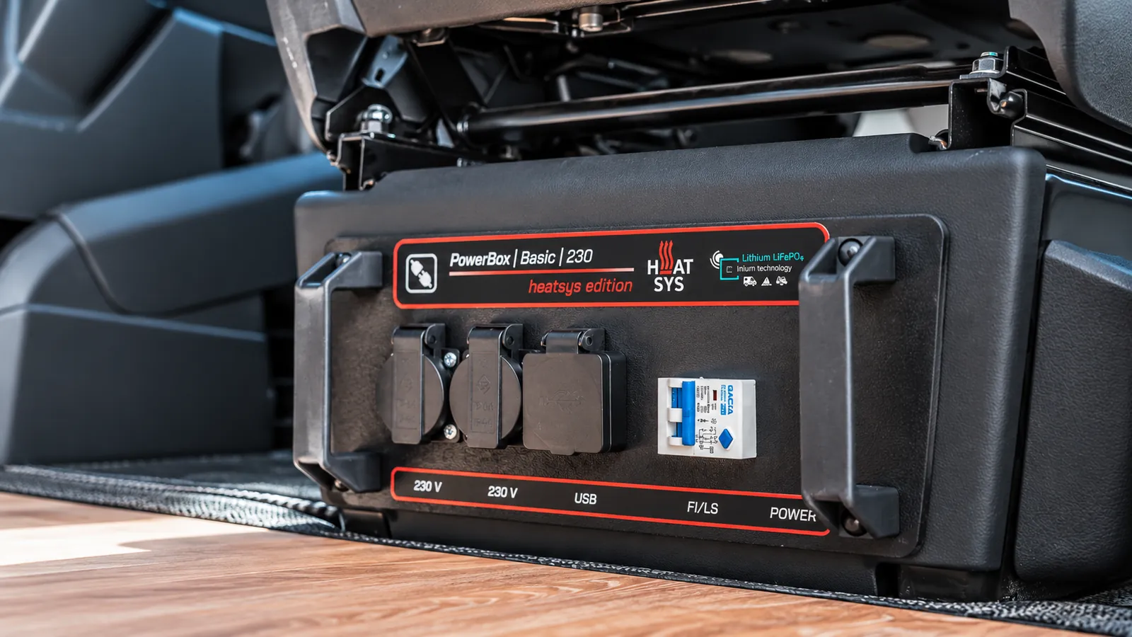 Powerbox unter dem Sitz