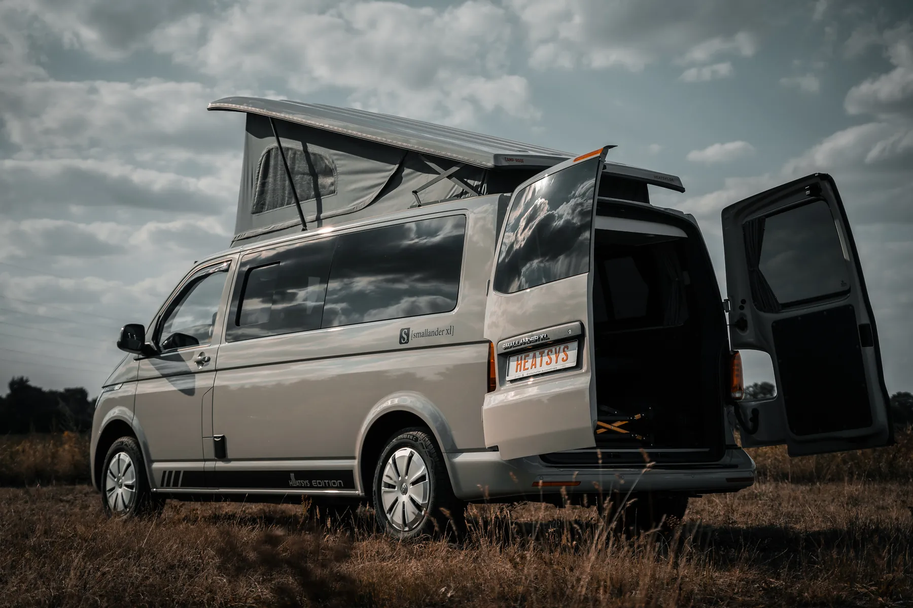 VW T6.1 mit geöffnetem Aufstelldach und offenen Flügeltüren